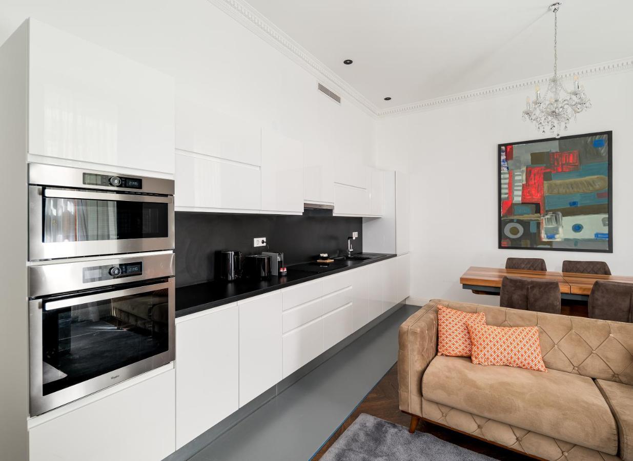 Zoya Luxury Residence بودابست المظهر الخارجي الصورة A kitchen in a private home