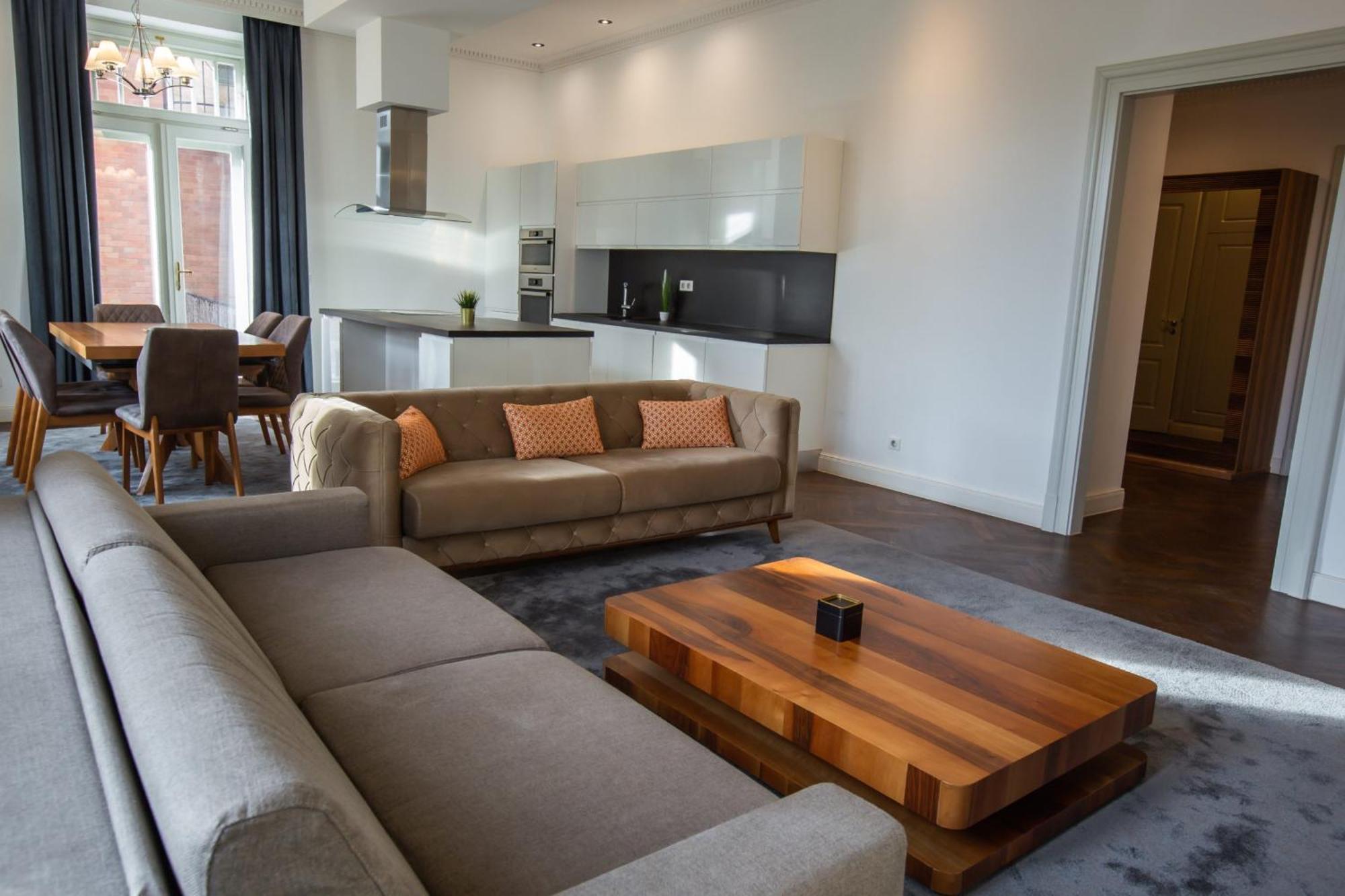 Zoya Luxury Residence بودابست المظهر الخارجي الصورة A living room in a serviced apartment in Amsterdam, Netherlands