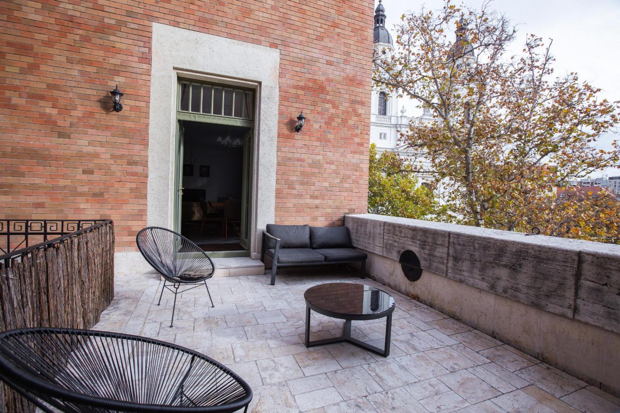 Zoya Luxury Residence بودابست المظهر الخارجي الصورة The terrace of the hotel