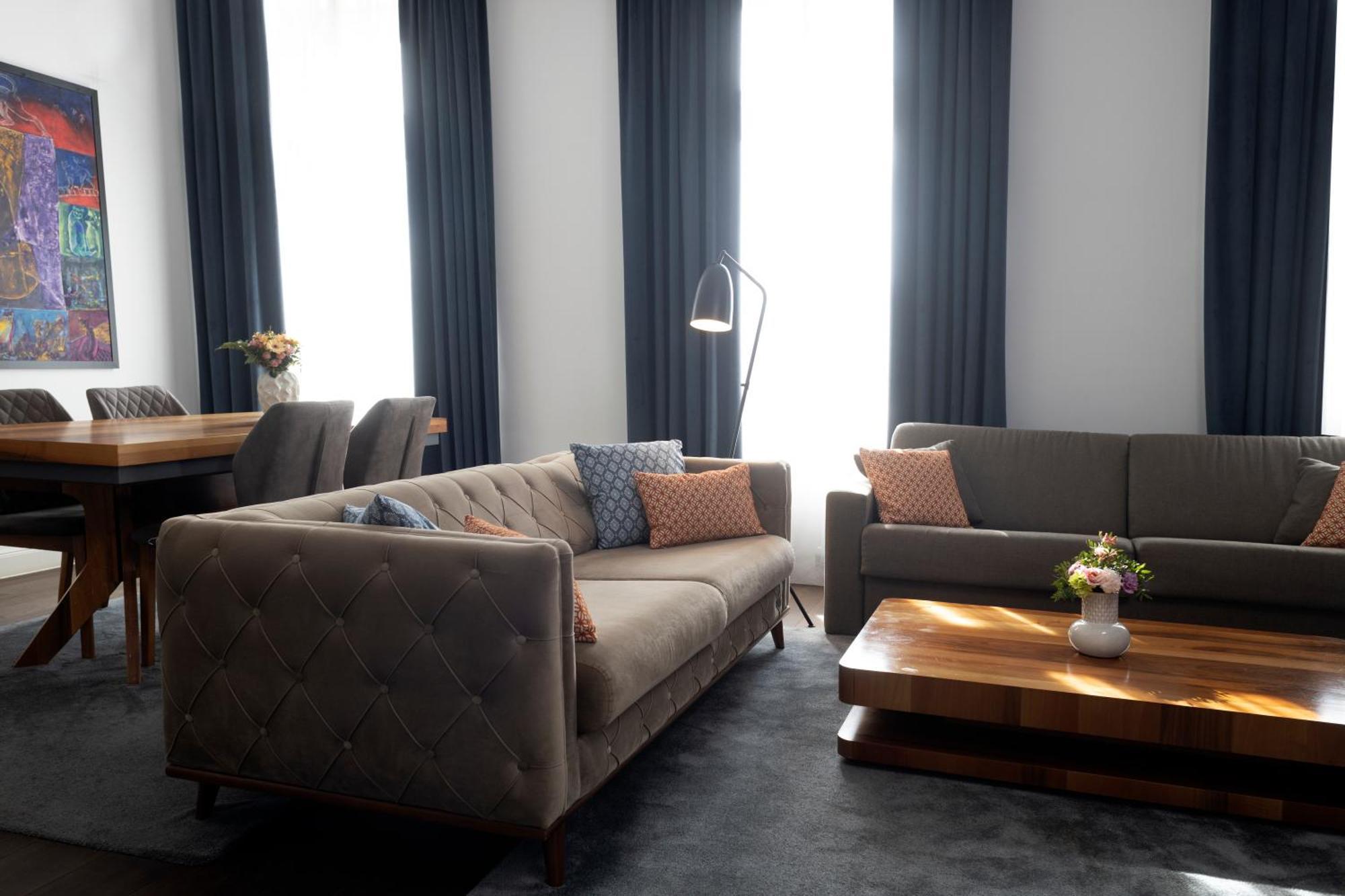 Zoya Luxury Residence بودابست المظهر الخارجي الصورة The living room of a two-bedroom apartment at the hotel