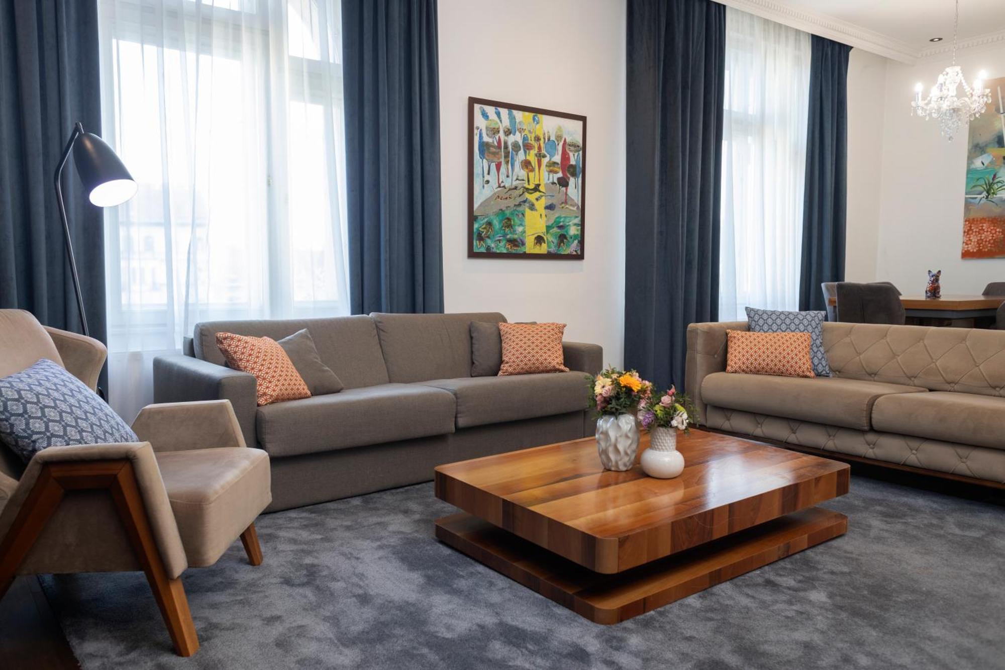 Zoya Luxury Residence بودابست المظهر الخارجي الصورة The living room of the presidential suite