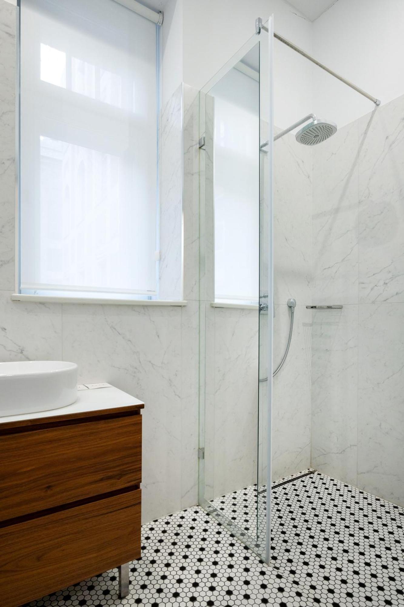Zoya Luxury Residence بودابست المظهر الخارجي الصورة A shower door