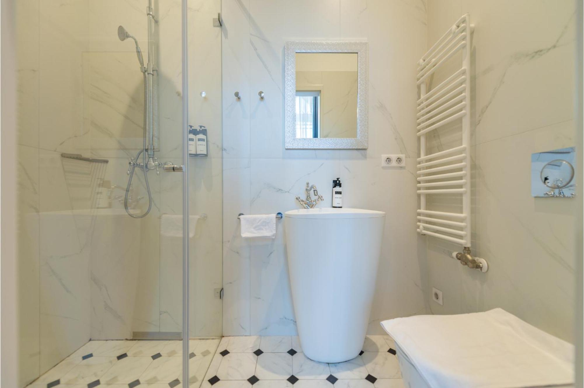 Zoya Luxury Residence بودابست المظهر الخارجي الصورة A modern bathroom