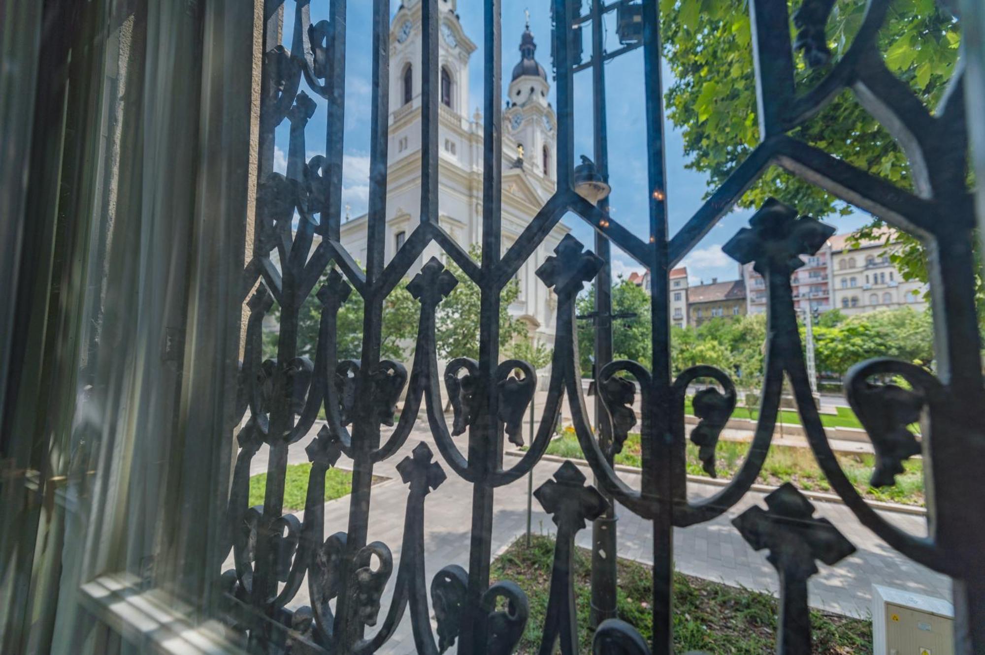 Zoya Luxury Residence بودابست المظهر الخارجي الصورة The church of Saint-Pierre-Saint-Paul