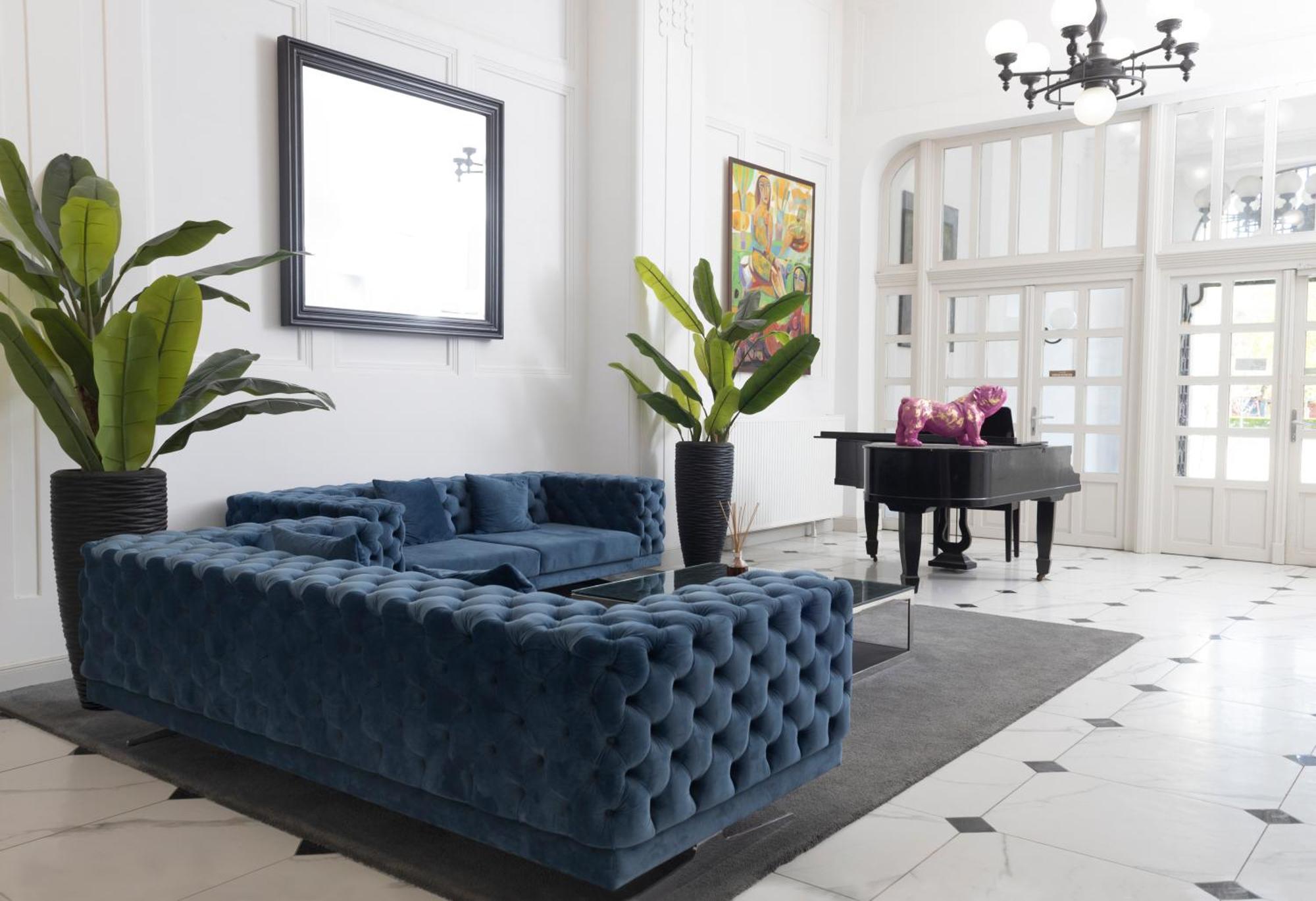 Zoya Luxury Residence بودابست المظهر الخارجي الصورة A blue velvet sofa